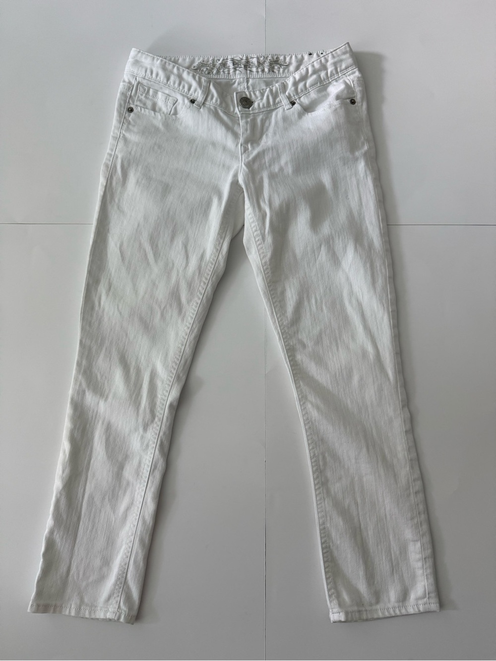 Express Stella Ultra Low-Rise Crop Jean Legging White. Size 2